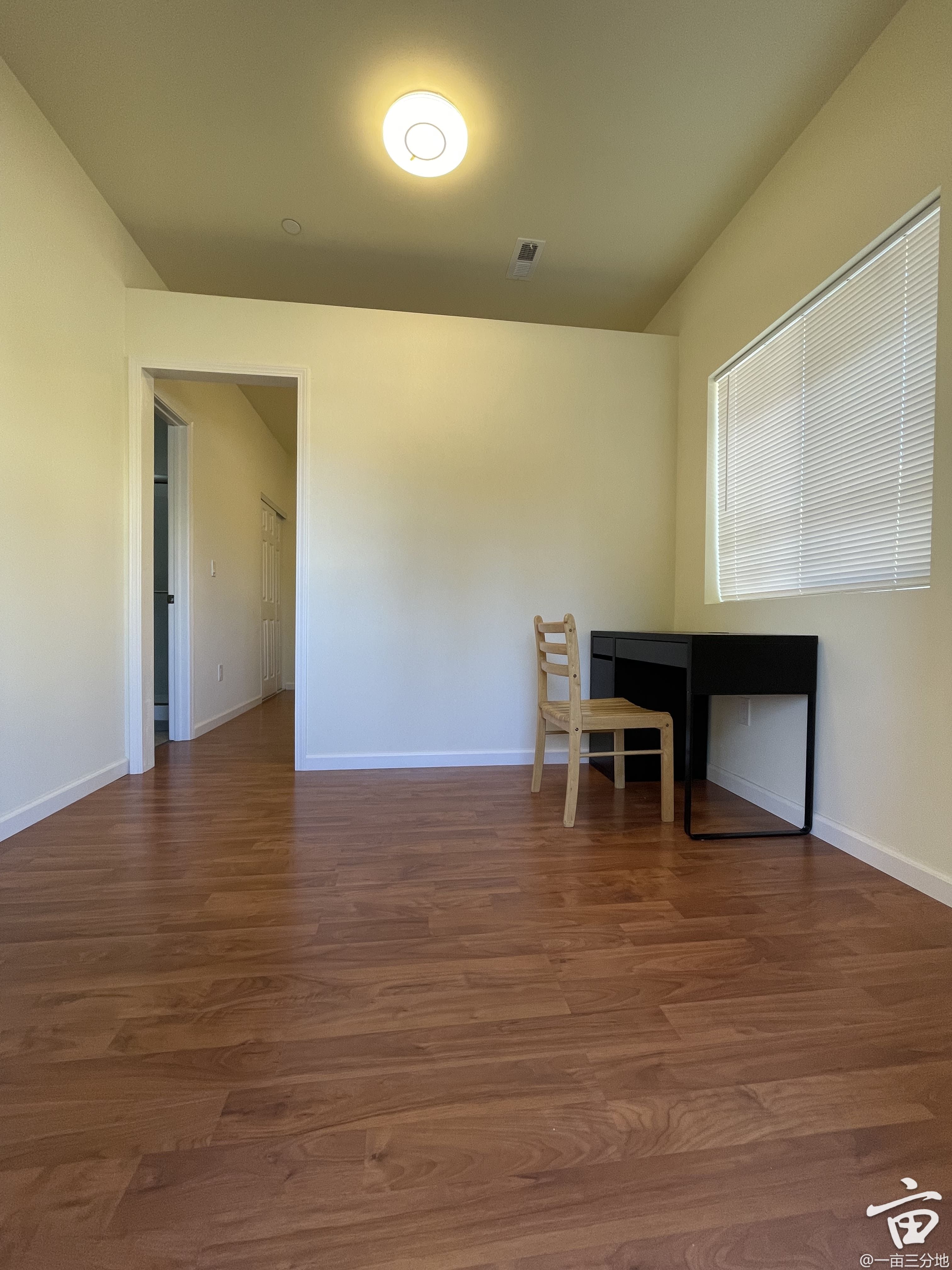 adu3_living_room_1.jpg
