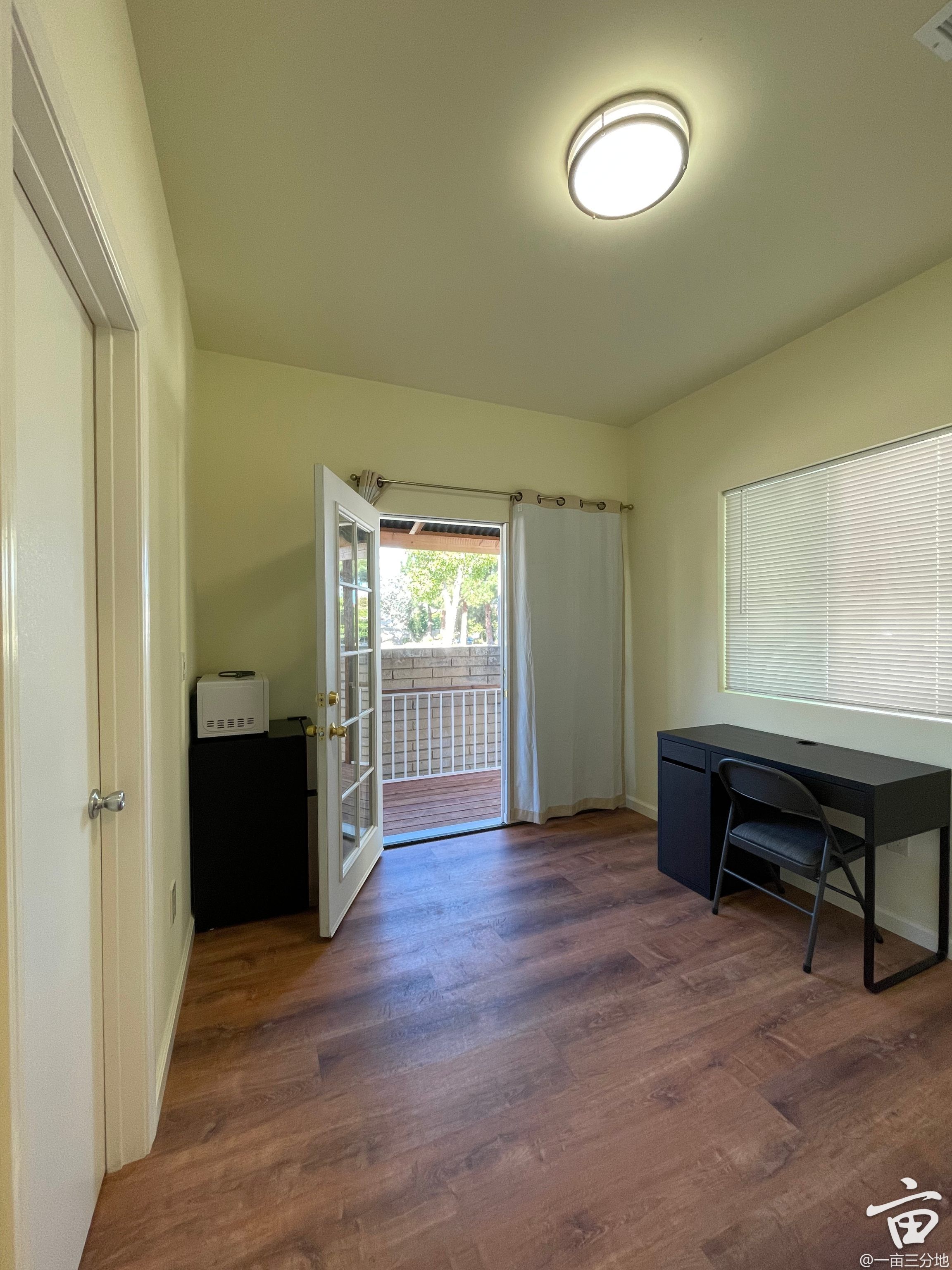 2_living_room.jpg