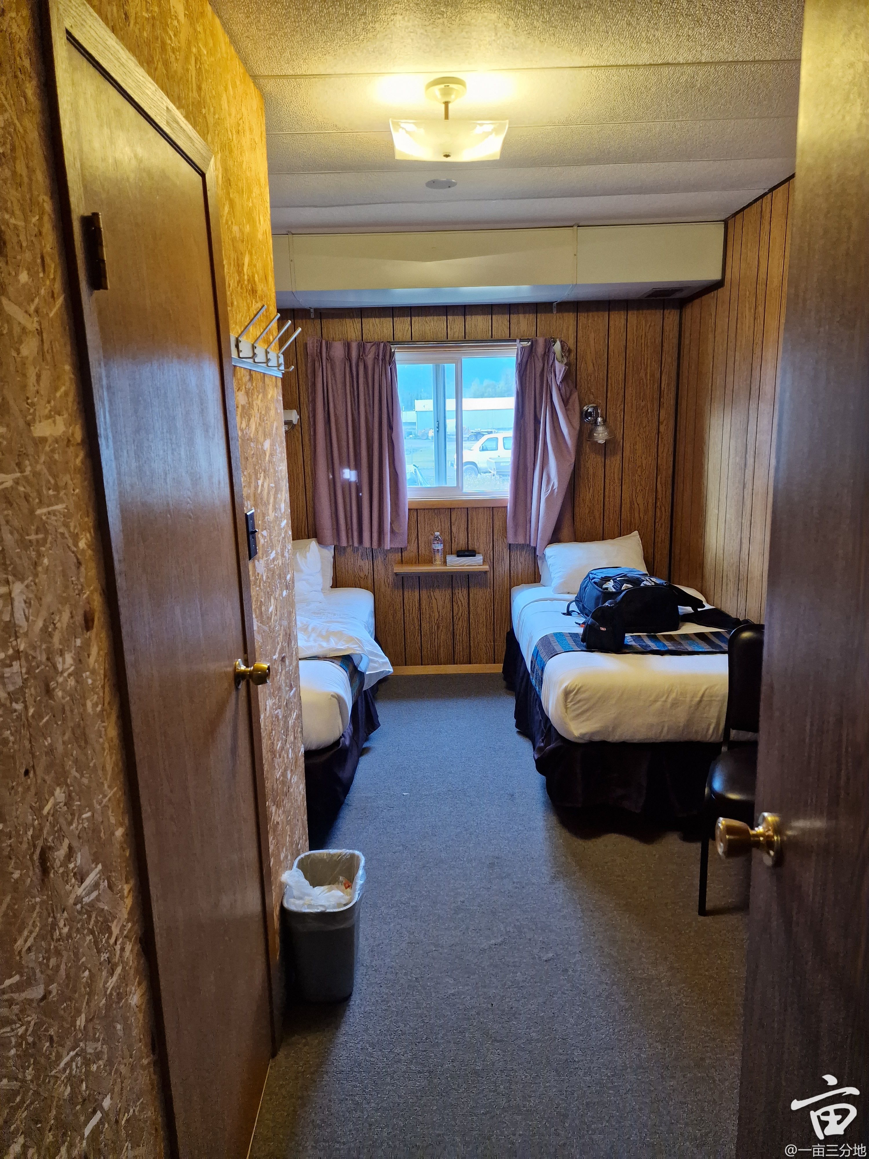 coldfoot camp room.jpg